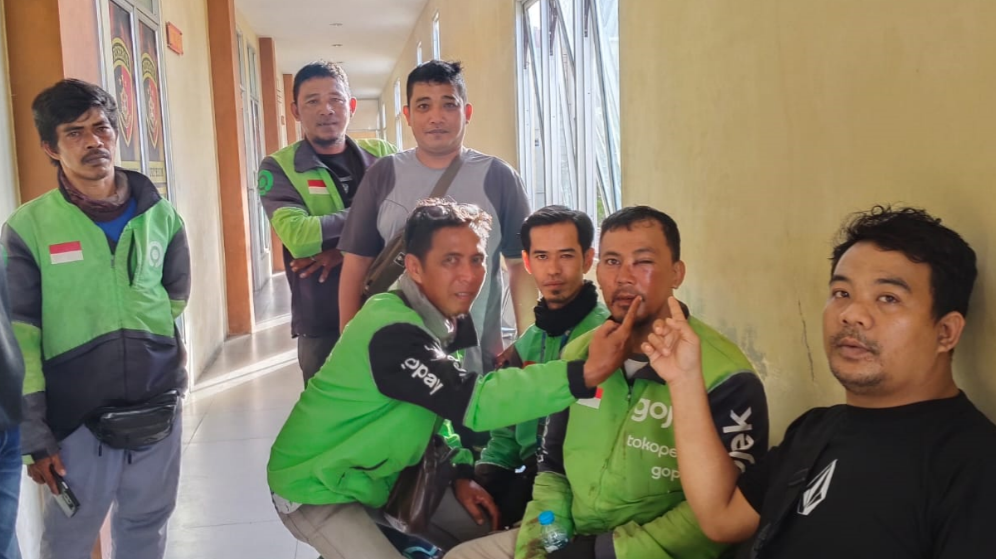 Pengendara Ojek Online (Ojol) korban pemukulan oleh oknum TNI didampingi oleh sesama rekan ojol saat melapor ke Mapolresta Pontianak. (Dok. Ist)
