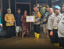 Banjir di Manis Mata Ketapang: TNI-Polri dan BPBD Gerak Cepat Salurkan Bantuan