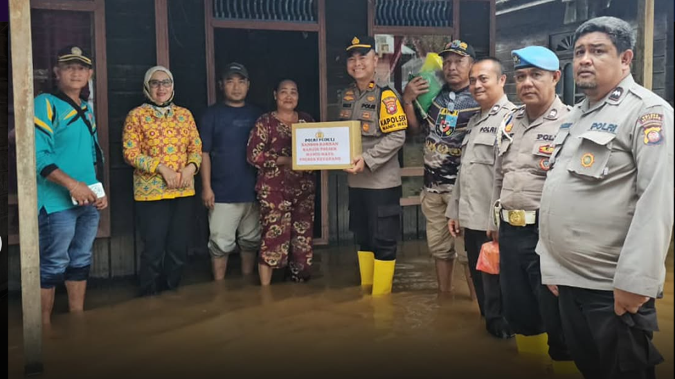 Personel gabungan TNI-Polri dan BPBD menyerahkan bantuan kepada seorang warga di tengah genangan banjir di Kecamatan Manis Mata, Kabupaten Ketapang. (Dok. Instagram/@humas_polres_ketapang)
