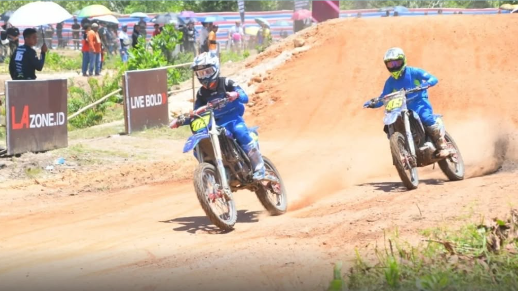 Pemerintah Kabupaten Kayong Utara memberikan apresiasi atas terselenggaranya Kejuaraan Grasstrack 2025 yang dianggap sebagai wadah positif bagi bakat pemuda dan sarana promosi pariwisata daerah. (Dok. Instagram/@prokopim.kayongutara)