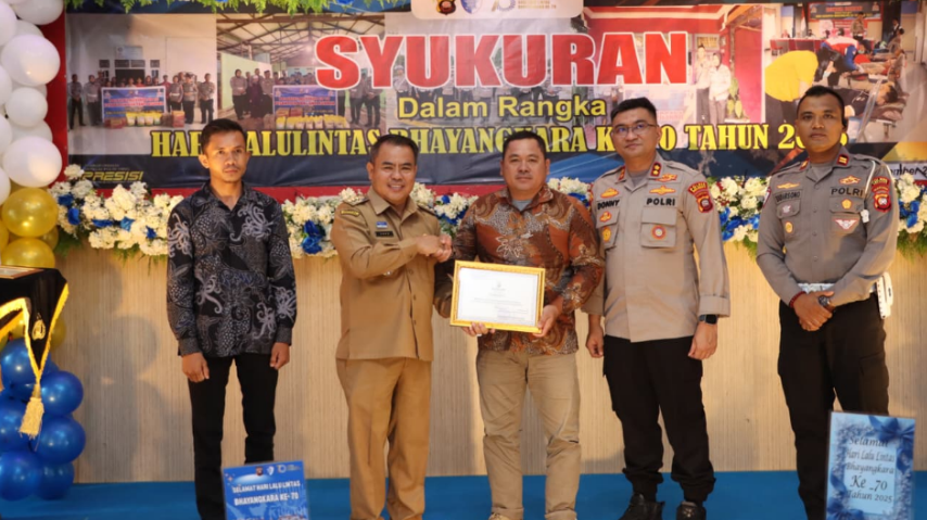 Kapolres Sekadau bersama Bupati Aron melakukan pemotongan tumpeng dalam syukuran Hari Lalu Lintas Bhayangkara ke-70. (Dok. HO/Faktakalbar.id)