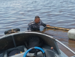 Posal Sungai Kakap Kodaeral XII Evakuasi Perahu Nelayan Tenggelam di Muara Sungai Kakap