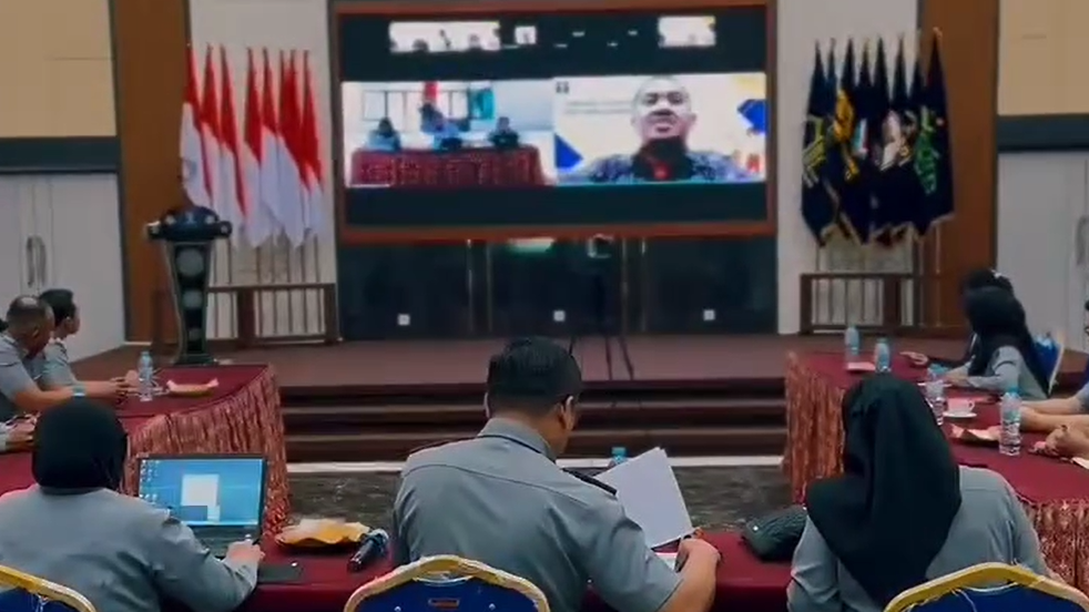 Sosialisasi aplikasi E-Performance di Aula Soepomo Kanwil Kemenkum Kalbar dihadiri kepala divisi, pejabat, dan mahasiswa magang. (Dok. Instagram/@kemenkumkalbar)