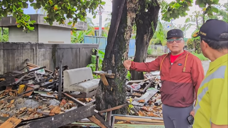 Sujiwo meninjau kondisi Jalan Adi Sucipto Kubu Raya setelah bebas dari PKL. (Dok. Instagram/@sujiwo99)