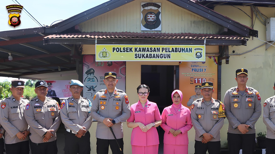 Kapolres Ketapang, Muhammad Harris, saat memberikan arahan kepada jajaran personel Polsek Pelabuhan dalam agenda kunjungan kerja. (Dok. Instagram/@humas_polres_ketapang)