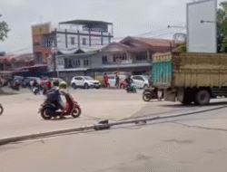 Truk Tangki Tabrak Lampu Merah di Pontianak Utara Hingga Tumbang, Lalu Lintas Padat