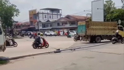 Truk Tangki Tabrak Lampu Merah di Pontianak Utara Hingga Tumbang, Lalu Lintas Padat