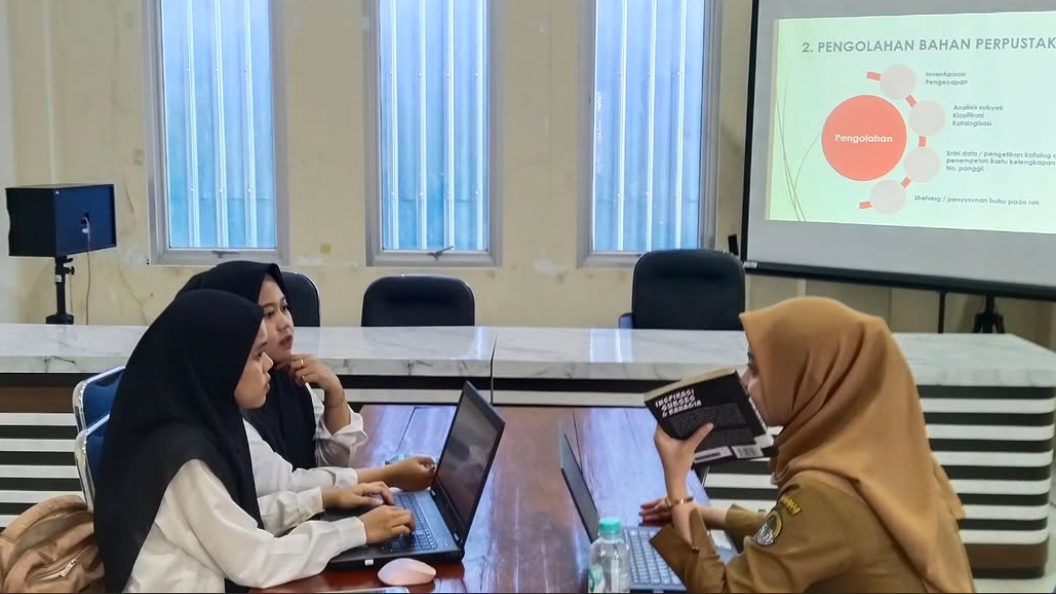Para tenaga pengelola perpustakaan SMK Negeri 1 Kendawangan sedang mengikuti sesi pelatihan Aula Perpustakaan Daerah. (Dok. Instagram/@dkpd.kabupaten_ketapang)