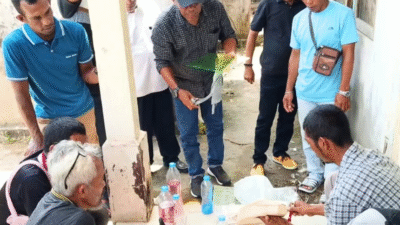 Sejumlah nelayan dan penyuluh perikanan mempraktikkan teknik laminasi kapal dalam kegiatan bimbingan teknis yang digelar DKP Kalbar. (Dok. Instagram/@dkp.prov.kalbar)