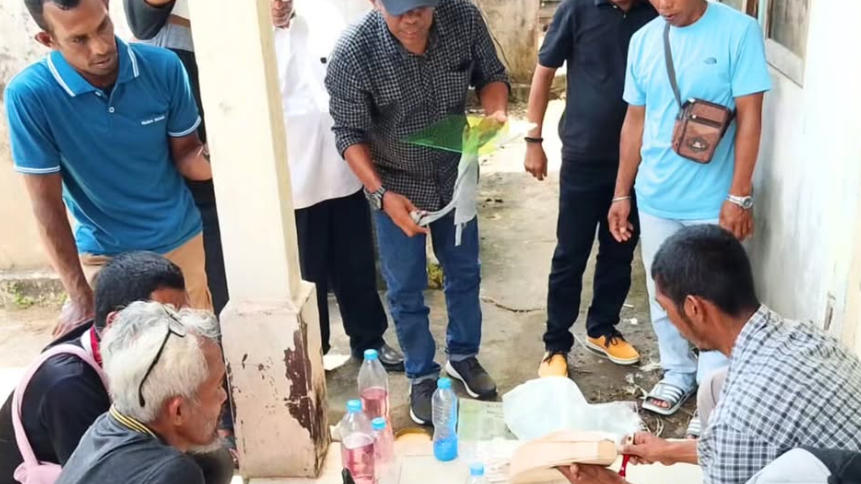 Sejumlah nelayan dan penyuluh perikanan mempraktikkan teknik laminasi kapal dalam kegiatan bimbingan teknis yang digelar DKP Kalbar. (Dok. Instagram/@dkp.prov.kalbar)