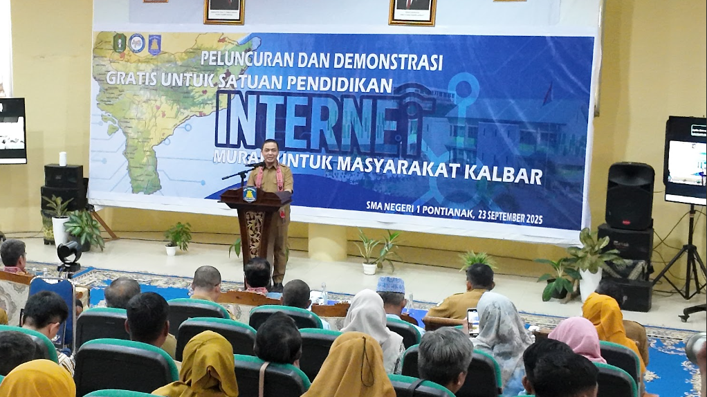 Gubernur Ria Norsan saat mencoba smartboard dalam acara peluncuran program internet gratis untuk sekolah di SMAN 1 Pontianak. (Dok. Ist)