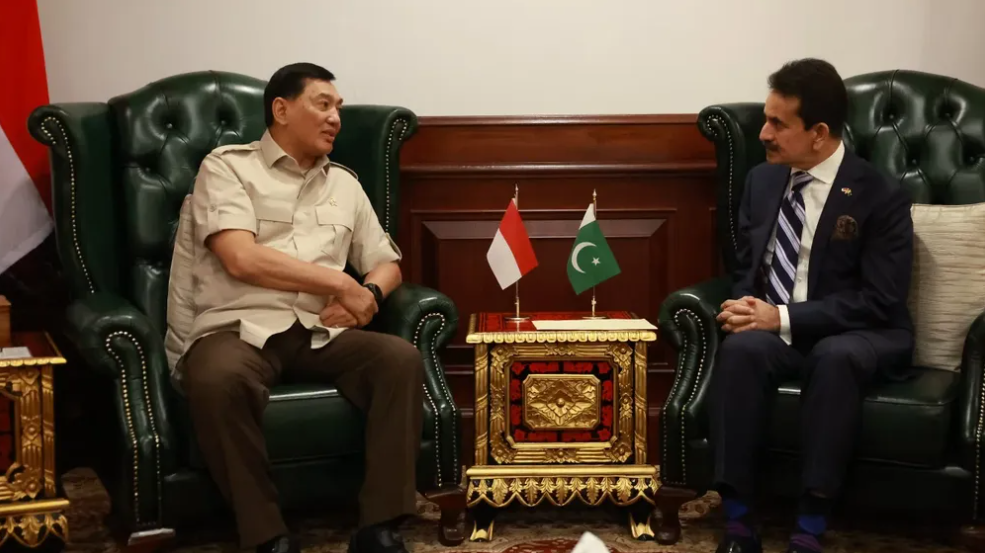 Menteri Pertahanan Sjafrie Sjamsoeddin (kanan) saat berbincang dengan Duta Besar Pakistan Zahid Hafeez Chaudhri (kiri) dalam pertemuan di Kementerian Pertahanan. (Dok. Instagram/@kemhanri)