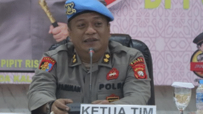 Kasubdit Wabprof Bidpropam Polda Kalbar, R Fariman, saat memberikan materi pembinaan etika profesi kepada jajaran personel Polres Ketapang. (Dok. HO/Faktakalbar.id)
