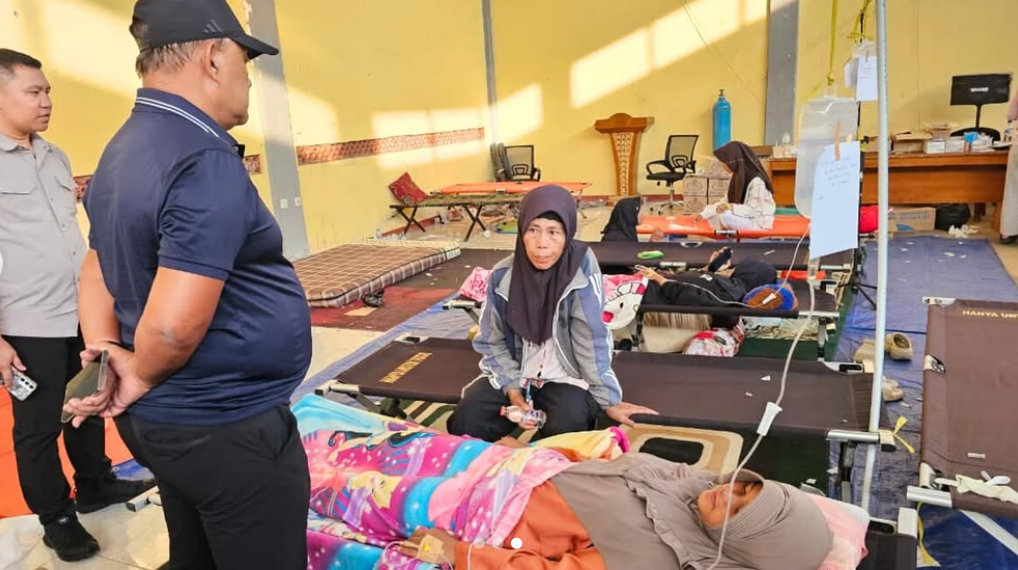 Petugas medis merawat sejumlah siswa yang menjadi korban keracunan massal program Makan Bergizi Gratis (MBG) di posko darurat Cipongkor, Bandung Barat. (Dok. Ist)