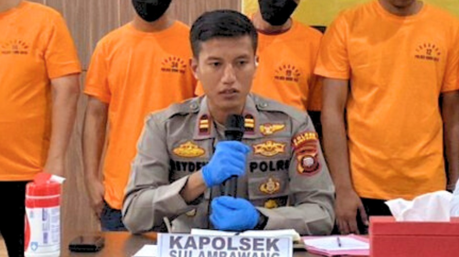 Pelaku pencurian (IP) diamankan oleh personel Polsek Sungai Ambawang di depan barang bukti dump truck berwarna kuning yang berhasil dicurinya. (Dok. HO/Faktakalbar.id)