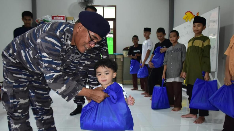 Perwakilan Kodaeral XII saat menyerahkan bantuan paket sembako secara simbolis kepada pengurus Panti Asuhan Al Hidayah dalam rangka HUT ke-80 TNI. (Dok. Instagram/@kodaeral_xii)