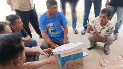 Sejumlah nelayan di Singkawang mengikuti bimbingan teknis praktik laminasi kapal perikanan yang diselenggarakan oleh DKP Kalimantan Barat. (Dok. Instagram/@dkp_prov_kalbar)