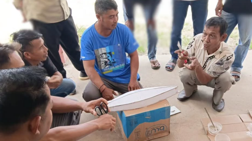 Sejumlah nelayan di Singkawang mengikuti bimbingan teknis praktik laminasi kapal perikanan yang diselenggarakan oleh DKP Kalimantan Barat. (Dok. Instagram/@dkp_prov_kalbar)