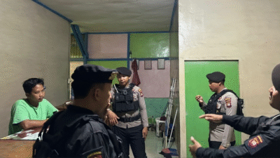 Personel Unit Patroli Satsamapta Polres Kayong Utara saat melaksanakan patroli sambang Kamtibmas pada malam hari di wilayah Sukadana. (Dok. Instagram/@polres_kayongutara)