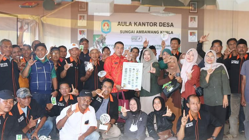 Petugas BKSDA Kalimantan Barat saat memberikan materi penyuluhan tentang konservasi tumbuhan dan satwa liar kepada warga Desa Sungai Ambawang Kuala. (Dok. Instagram/@bksda_kalbar)