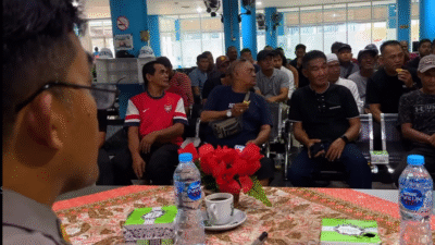 Anggota Polsek Kawasan Pelabuhan Dwikora sedang berdiskusi dengan para porter dan sopir taksi dalam kegiatan Jumat Curhat. (Dok. Instagram/@polsekwaspelabuhandwikora)