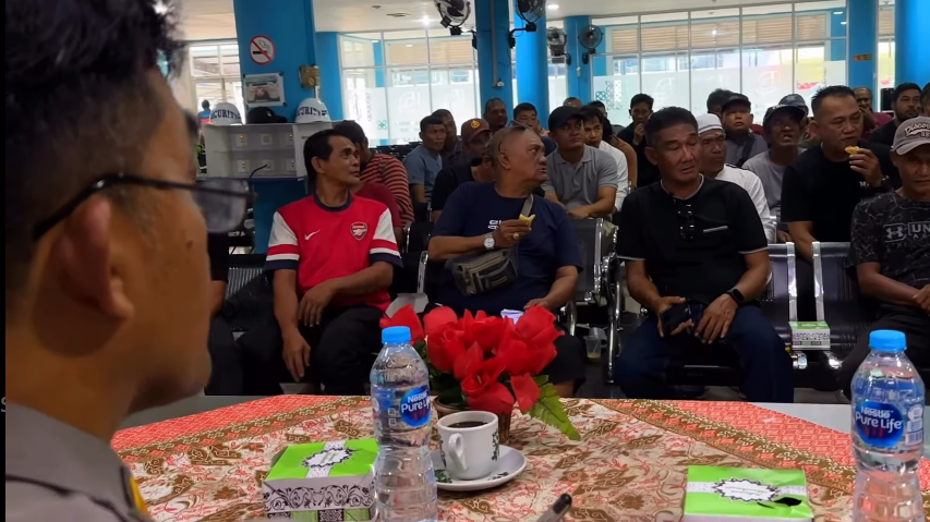 Anggota Polsek Kawasan Pelabuhan Dwikora sedang berdiskusi dengan para porter dan sopir taksi dalam kegiatan Jumat Curhat. (Dok. Instagram/@polsekwaspelabuhandwikora)