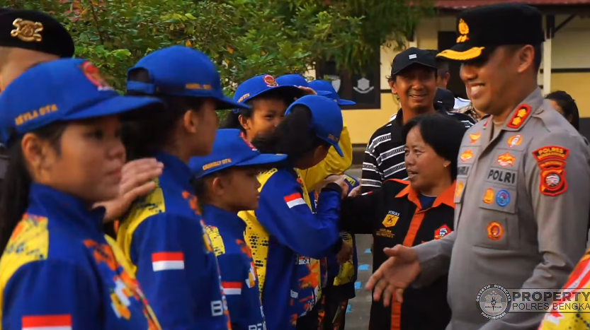 Kapolres Bengkayang, Syahirul Awab, saat secara simbolis melepas keberangkatan atlet Karate Dojo Taring Kurama di Lobi Polres Bengkayang. (Dok. Instagram/@humasresbengkayang)
