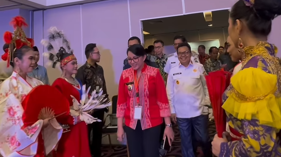 Perwakilan Pemerintah Kabupaten Landak saat menerima penghargaan Paritrana Award 2025 atas pencapaian cakupan kepesertaan BPJS Ketenagakerjaan. (Dok. Instagram/@dr_karolin)