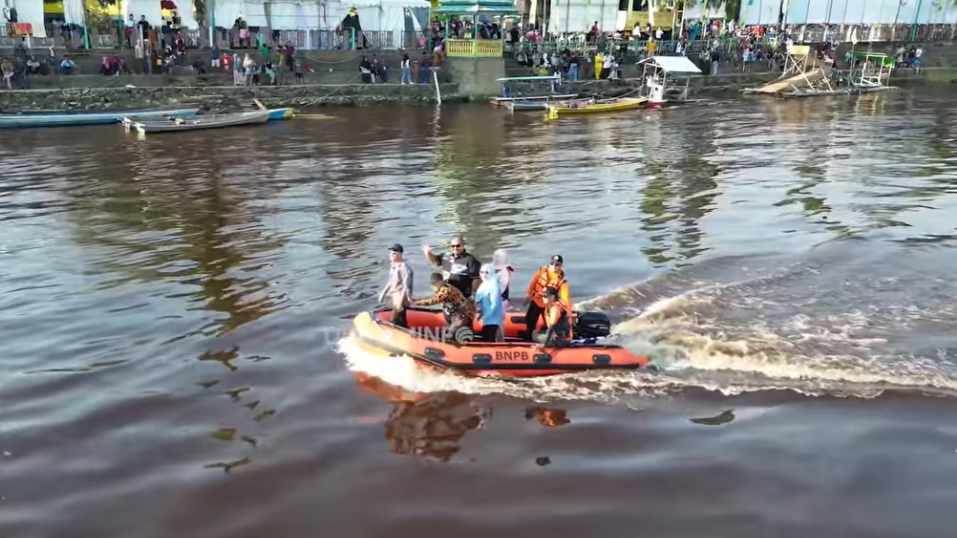 Sejumlah tim peserta adu cepat dalam babak final lomba perahu tradisional Selumak Perawu di Sungai Kapuas pada Festival Budaya Faradje' Sanggau. (Dok. Instagram/@diskominfosanggau)