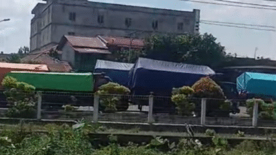 Antrean panjang truk terpal yang sedang mengantre untuk mendapatkan solar bersubsidi di SPBU Tanjung Hilir, Pontianak Timur. (Dok. Faktakalbar.id)