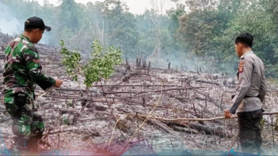 Tim gabungan TNI-Polri dan Manggala Agni saat memberikan imbauan kepada seorang warga di lokasi lahan yang dibakar di Kecamatan Kapuas, Sanggau. (Dok. Instagram/@humasressanggau)