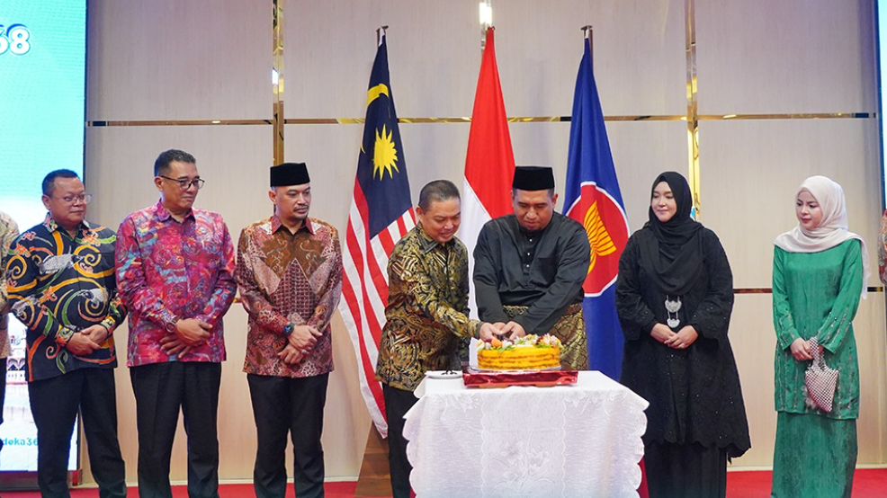 Direktur Utama Bank Kalbar, Rokidi (kanan), berbincang dengan Konsul Jenderal Malaysia dalam acara perayaan Hari Kebangsaan dan Hari Malaysia 2025. (Dok. HO/faktakalbar.id)