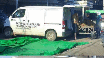 Mobil van putih milik Satuan Pelayanan Pemenuhan Gizi (SPPG) Kecamatan Sandai yang kedapatan digunakan untuk berjualan buah di Pasar Rakyat Sepakat, Ketapang. (Dok. Ist)