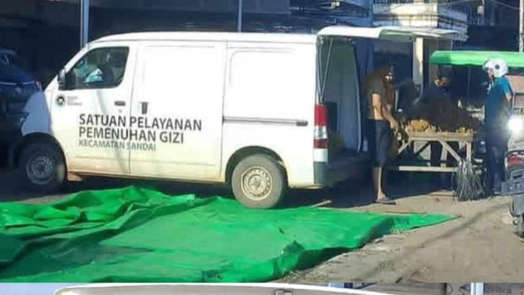 Mobil van putih milik Satuan Pelayanan Pemenuhan Gizi (SPPG) Kecamatan Sandai yang kedapatan digunakan untuk berjualan buah di Pasar Rakyat Sepakat, Ketapang. (Dok. Ist)