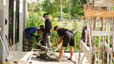 Personel TNI AL dari Lantamal XII bersama warga setempat bergotong royong membangun jalan cor dalam program Karya Bakti Skala Besar di Temajuk, Kabupaten Sambas. (Dok. Instagram/@kodaeral_xii)