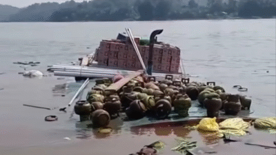 Kondisi kapal kelotok pengangkut barang yang tenggelam di Sungai Kapuas, Kecamatan Meliau, Sanggau, setelah mengalami ledakan mesin. (Dok. HO/Faktakalbar.id)