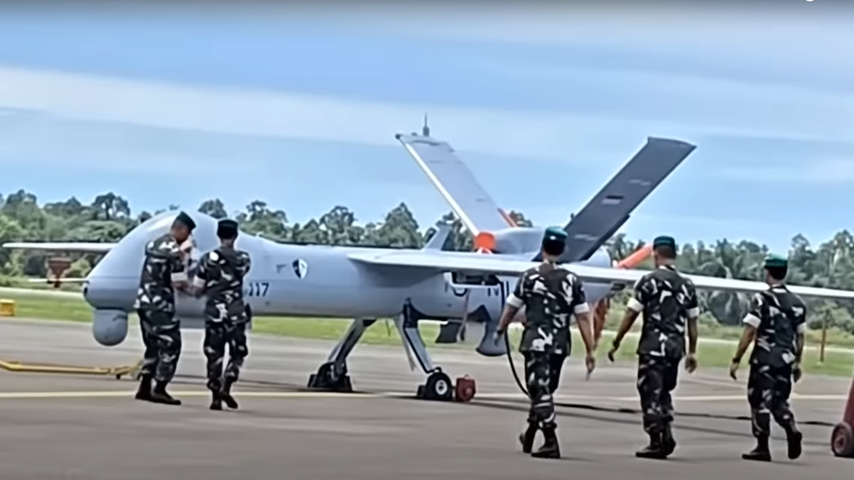 Satu unit drone tempur ANKA buatan Turkiye terparkir di landasan pacu Lanud Supadio Pontianak, Kalbar. (Dok. Ist)