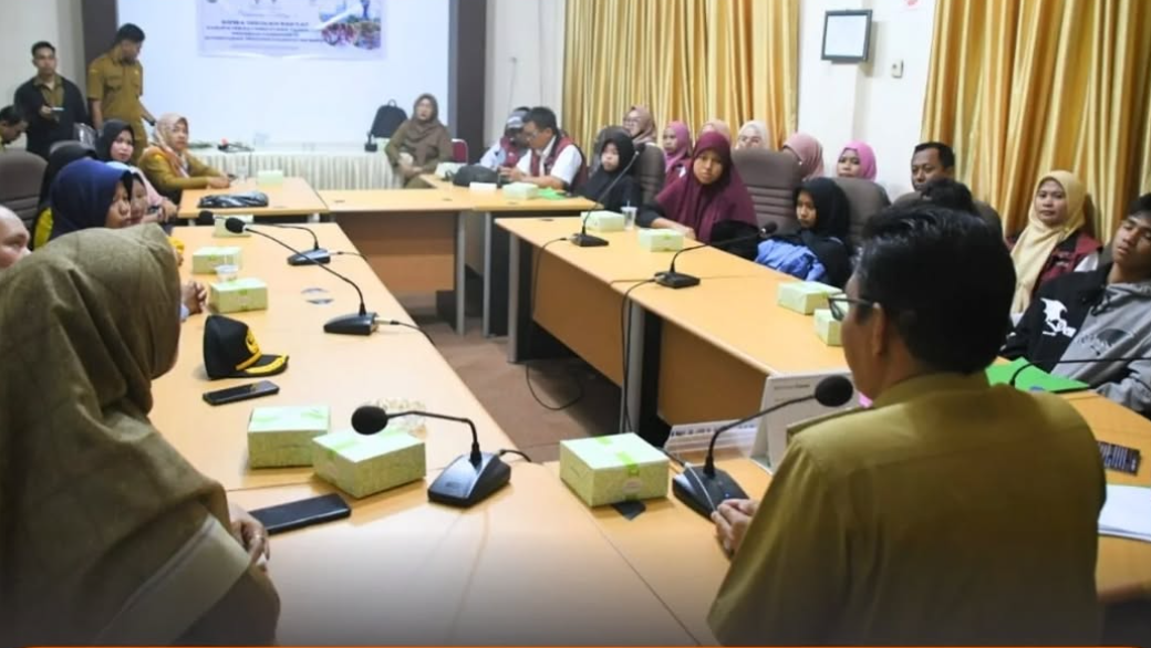 Wakil Bupati Kayong Utara, Amru Chanwari, saat secara simbolis melepas keberangkatan lima siswa untuk menempuh pendidikan di Sekolah Rakyat Kalbar. (Dok. Instagram/@prokopim.kayongutara)