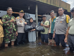Pantau Debit Sungai Jelai, Polsek Manis Mata Salurkan Bansos dan Cek Kesehatan Warga