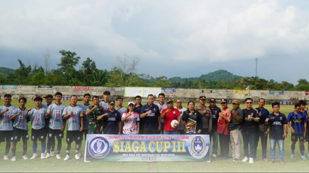 Bupati Bengkayang, Sebastianus Darwis, melakukan tendangan pertama sebagai tanda dibukanya Turnamen Sepak Bola Siaga Cup III. (Dok. Instagram/@prokopim.bengkayang)