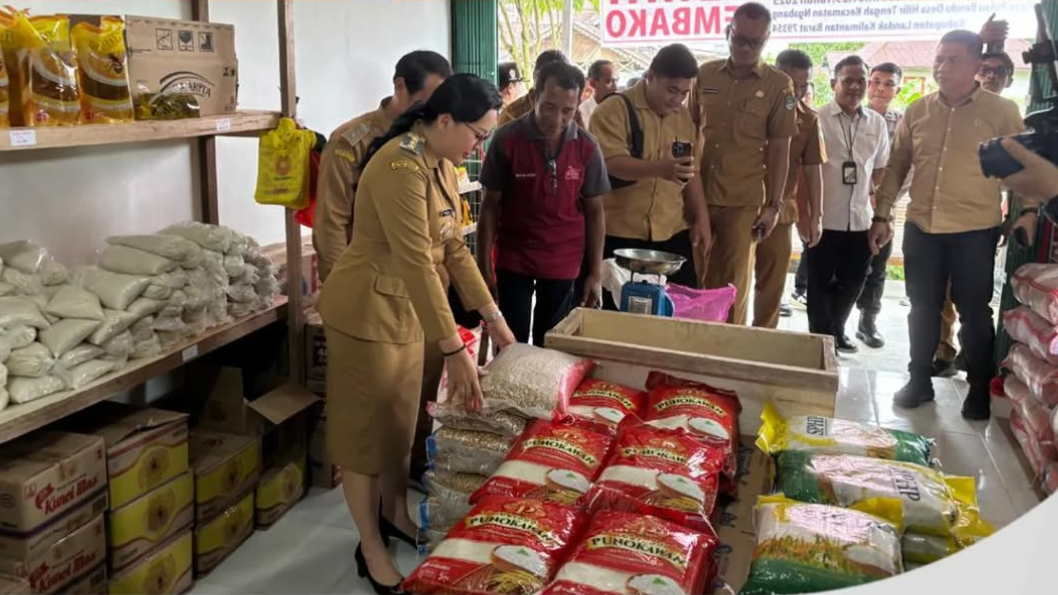 Bupati Landak, Karolin Margret Natasa, saat secara simbolis meresmikan Koperasi Desa (Kopdes) Merah Putih Hilir Tengah di Kecamatan Ngabang. (Dok. Instagram/@diskominfo_landak)