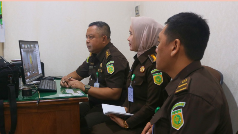 Asisten Intelijen Kejati Kalbar, Yadi Rachmat Sunaryadi, saat memimpin kegiatan monitoring penanganan laporan masyarakat melalui SP4N-LAPOR!. (Dok. Instagram/@kejatikalbar)