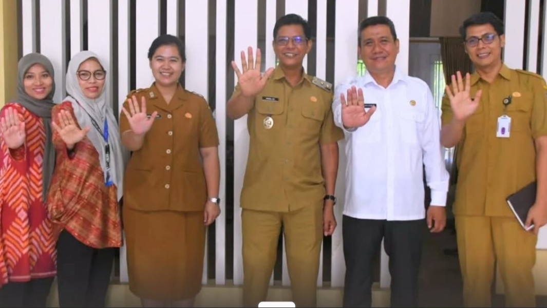 Wakil Bupati Kayong Utara, Amru Chanwari (kiri), saat berdiskusi dengan Kepala Perwakilan BKKBN Kalbar, Nuryamin (kanan), di ruang kerjanya. (Dok. Instagram/@prokopim.kayongutara)