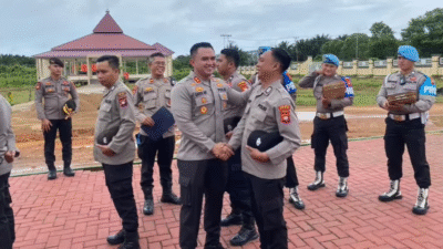 Kapolres Kubu Raya, Kadek Ary Mahardika, saat memberikan arahan kepada jajaran personelnya terkait pentingnya menjaga pola hidup sederhana. (Dok. Instagram/@polseksungaiambawang)