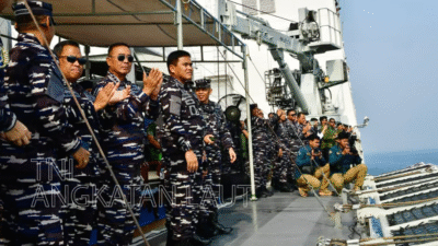Sejumlah kapal perang TNI AL melakukan manuver formasi di Teluk Jakarta dalam persiapan acara Presidential Inspection untuk HUT Ke-80 TNI. (Dok. Instagram/@tni_angkatan_laut)