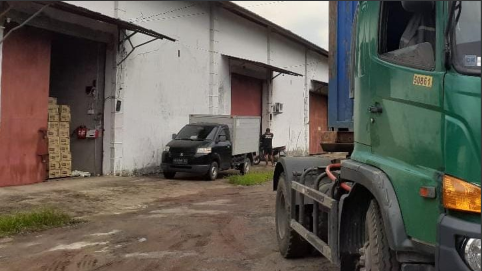 Direktur Reskrimsus Polda Kalbar saat memberikan keterangan pers terkait penetapan tersangka kasus peredaran oli palsu di Pontianak. (Dok. Faktakalbar.id)