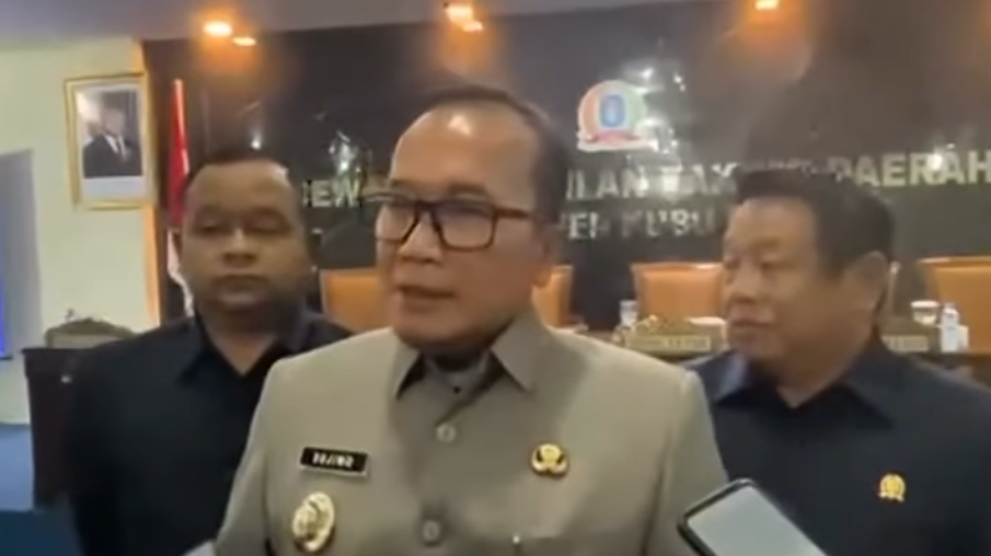 Bupati Kubu Raya, Sujiwo, saat memberikan keterangan pers terkait pemotongan anggaran Transfer ke Daerah (TKD) dari pemerintah pusat. (Dok. Instagram/@sujiwo99)