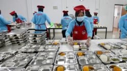 Sejumlah petugas SPPG menyiapkan Makan Bergizi Gratis (MBG)