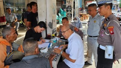 Seorang sopir bus menjalani pemeriksaan kesehatan gratis di Terminal Pasiran, Singkawang, sebagai bagian dari inisiatif kepedulian terhadap kebugaran pengemudi dan keselamatan penumpang, Rabu (10/9/2025).