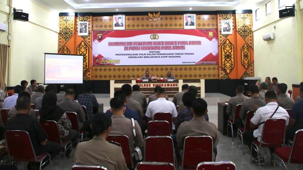 Suasana kegiatan Sosialisasi dan Penyuluhan Hukum yang diikuti oleh personel jajaran Polres Singkawang di Aula Sarja Arya Racana, Jumat (12/9/2025).